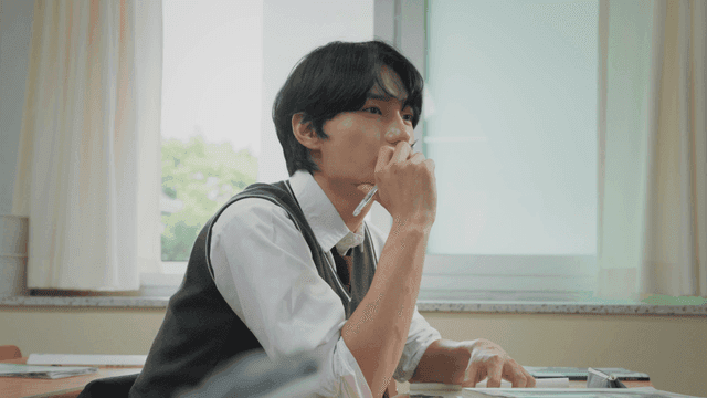 교실에서 공부하는 학생