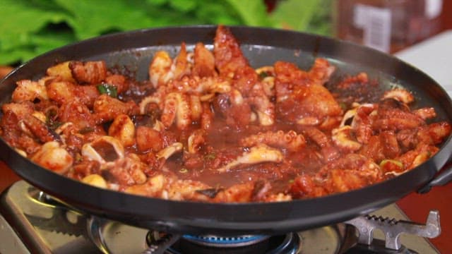 가스버너 위 팬에서 요리되는 쭈꾸미 삼겹살 볶음