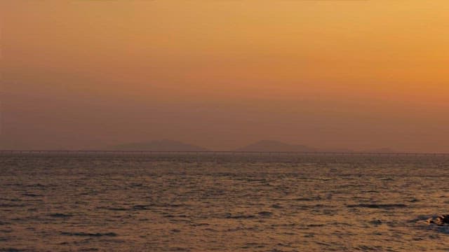 평화로운 저녁시간의 해질녘 바다