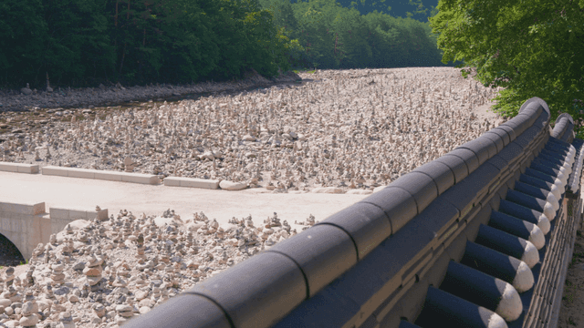 전통 한옥 담장 너머 넓게 쌓인 돌탑들