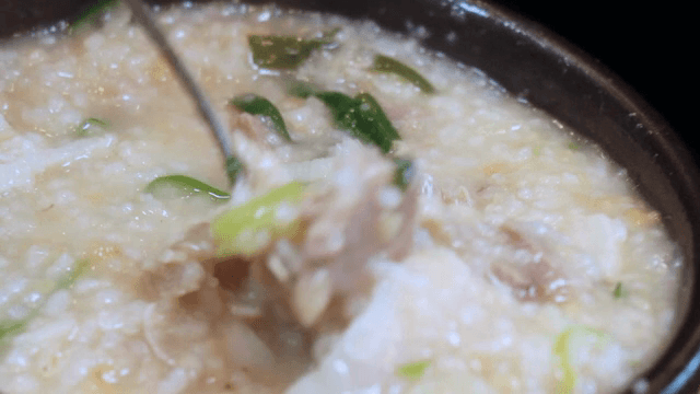 누룽지가 들어있는 돼지국밥