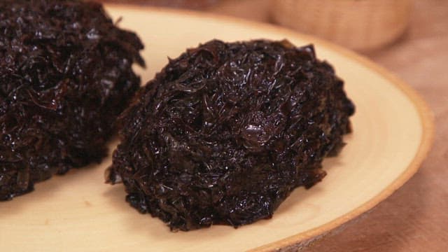 나무 접시에 놓인 두 덩이의 파래김