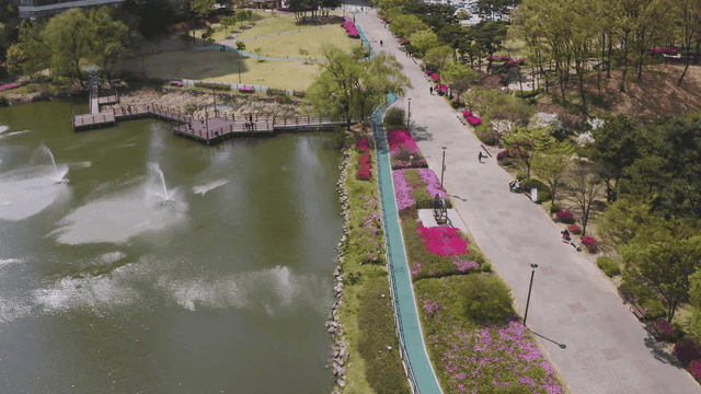 호수와 분수가 있는 경치 좋은 공원