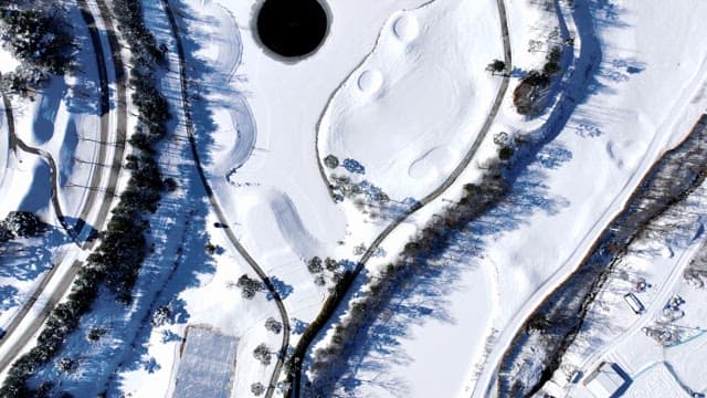 눈 덮인 산과 나무가 있는 풍경