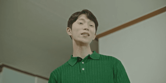 말을 하며 미소 짓는 남성