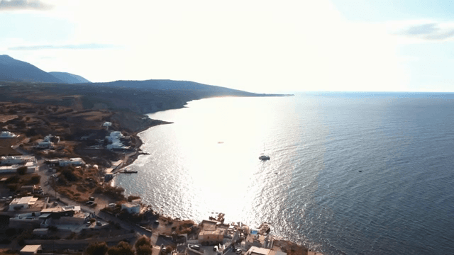 고요한 바다와 마을이 보이는 해안 풍경