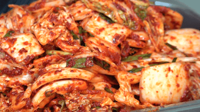 스탠 트레이에 담긴 갓 만든 김치