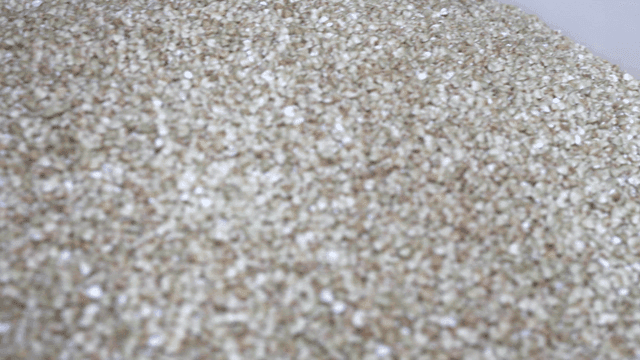 메밀 곡물로 가득 찬 그릇