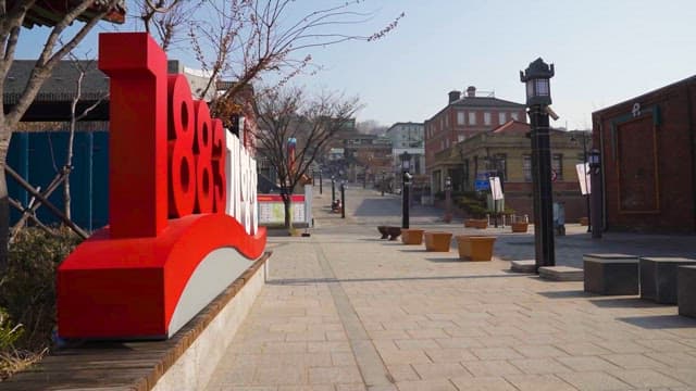 조용한 광장과 역사적 건물들