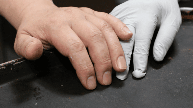 금속 트레이 위에 모아지는 손들