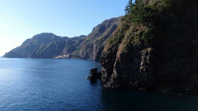 바다 위 푸른 자연과 해안 절벽