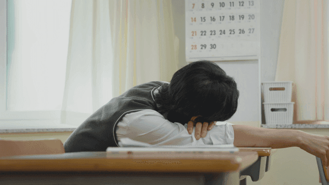 공부 중 교실에서 쉬고 있는 학생