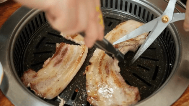 뜨거운 팬에 삼겹살 굽기