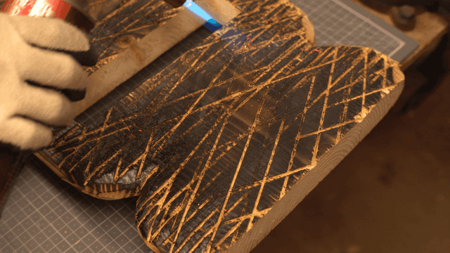 질감을 위해 토치로 나무 태우기