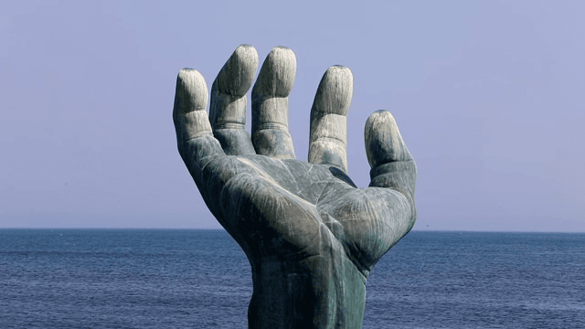 바다의 큰 손 조각상