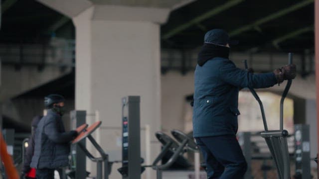 다리 아래에서 운동하는 사람들