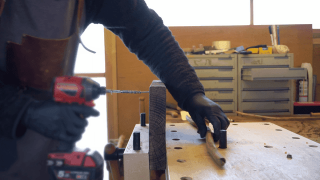 작업장에서 도구를 사용한 목공