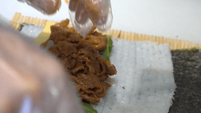 신선한 재료로 불고기 김밥 준비하기