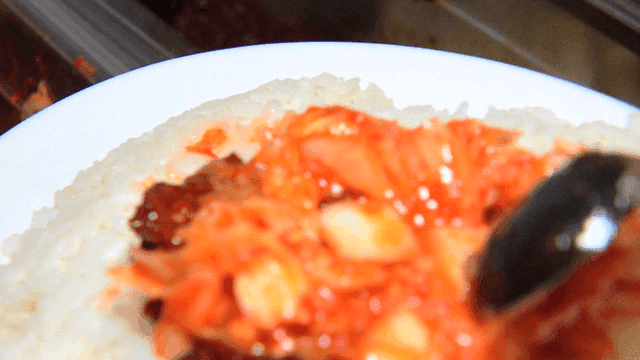 접시에 담긴 김치와 밥