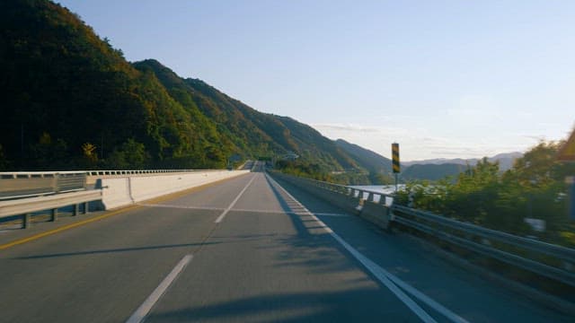 호숫가 고속도로를 따라 가는 경치 좋은 드라이브