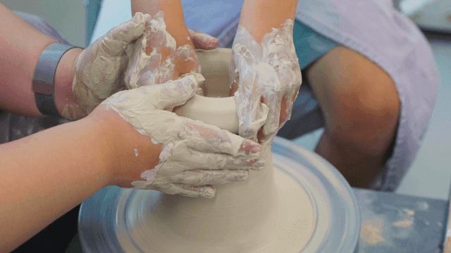 도자기 물레에서 점토를 섬세하게 가르치는 강사