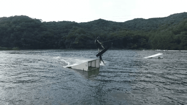 호수에서 웨이크보드를 타는 사람들