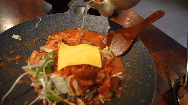 부대찌개에 육수를 붓는 주전자