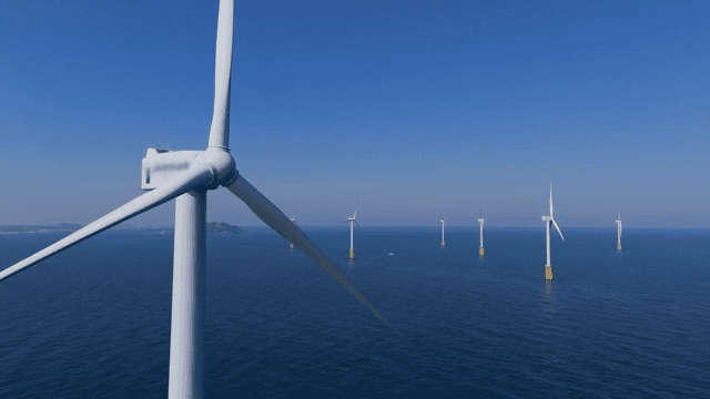 맑은 하늘 아래 바다의 풍력 터빈