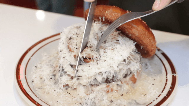 치즈 버거를 칼로 자르는 장면