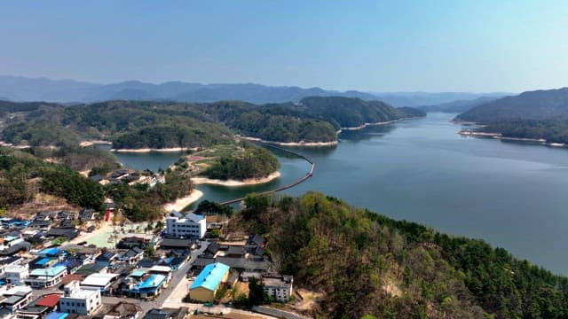 푸른 산으로 둘러싸인 아름다운 호수