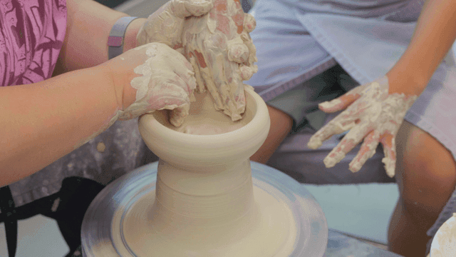 도자기 물레에서 점토를 손으로 빚는 강의