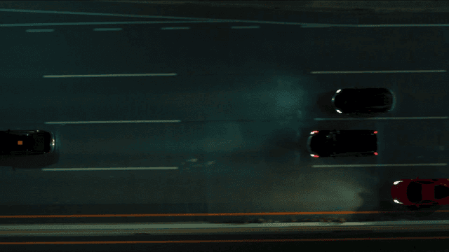 밤에 고속도로를 빠르게 달리는 자동차들