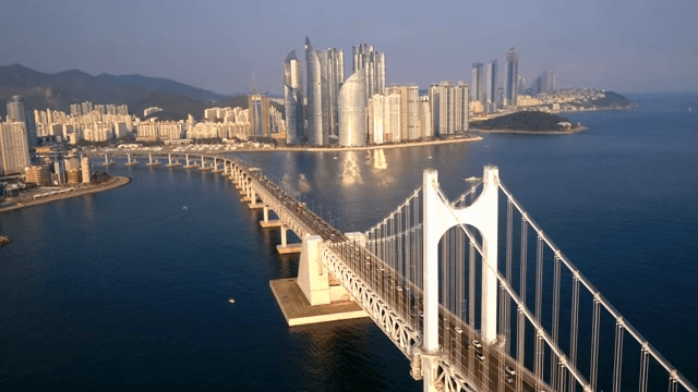 번화한 도시를 연결하는 긴 다리