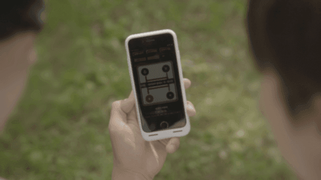 스마트폰 화면에 승리 문구가 뜨는 걸 보는 두 사람