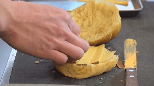 크루아상에 치즈를 올리는 장면