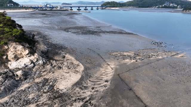 작은 섬으로 이어지는 모래사장