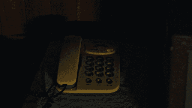 울리는 빈티지 전화기를 향해 다가가는 손