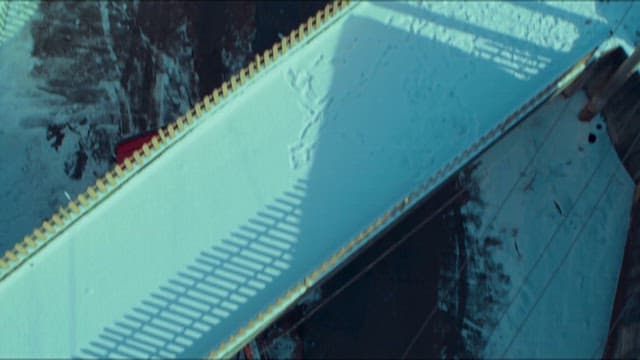 화재로 그을린 건물을 향해 출동하는 소방차