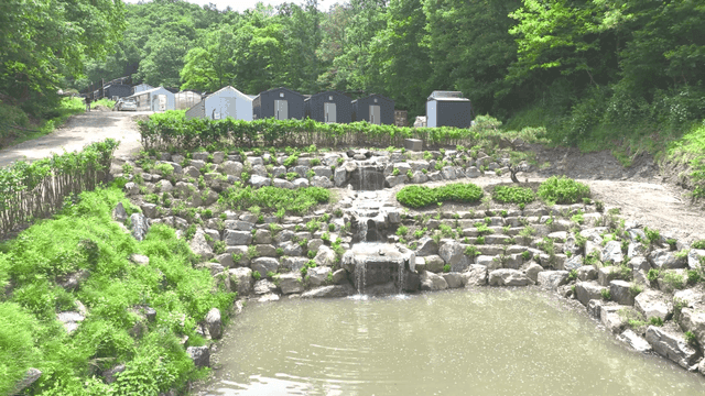 인공 수로를 따라 흐르는 작은 폭포