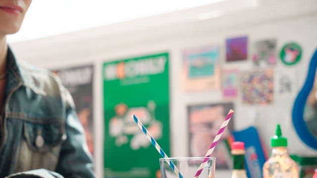 커플이 함께 음료를 즐기는 모습