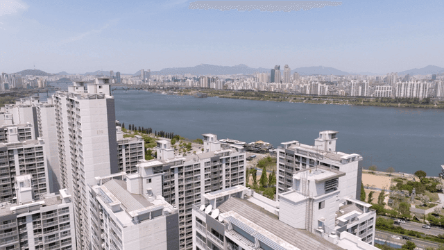 강변의 고층 아파트