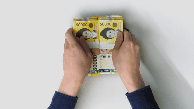 트레이에 한국 지폐를 놓는 손