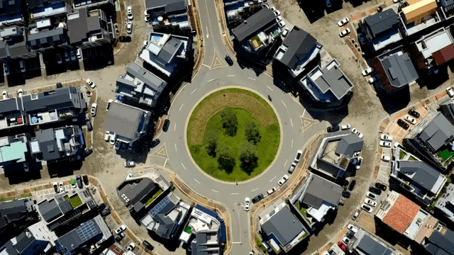 주택으로 둘러싸인 로터리의 항공 뷰