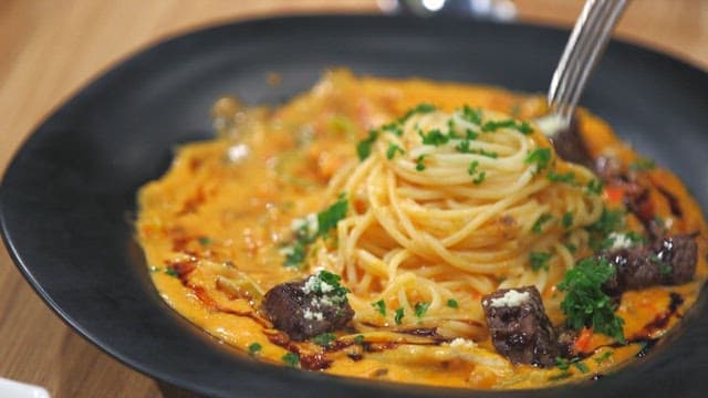 살치살이 들어간 로제 파스타 한 접시