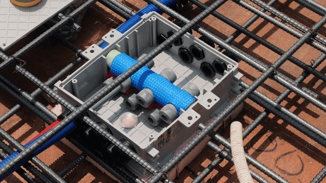 건설 현장의 전기 박스와 케이블