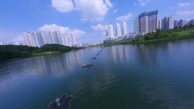 화창한 날 호수와 도시 스카이라인