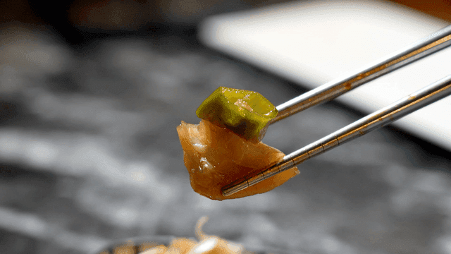 Pickled onions picked up with chopsticks