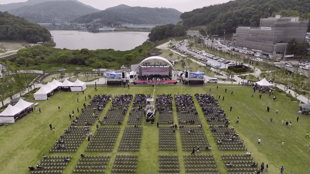 많은 관중이 있는 야외 행사