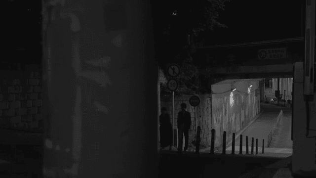 밤에 다리 아래를 걷는 두 사람