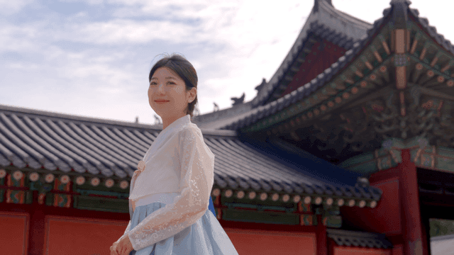 전통 궁궐에서 한복을 입은 여성